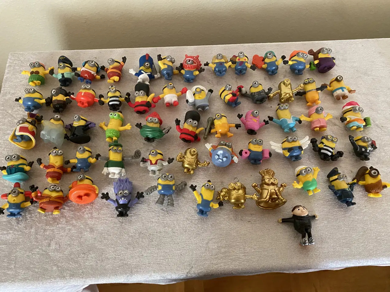 Billede 2 - Minions små figurer samling, 58 stk