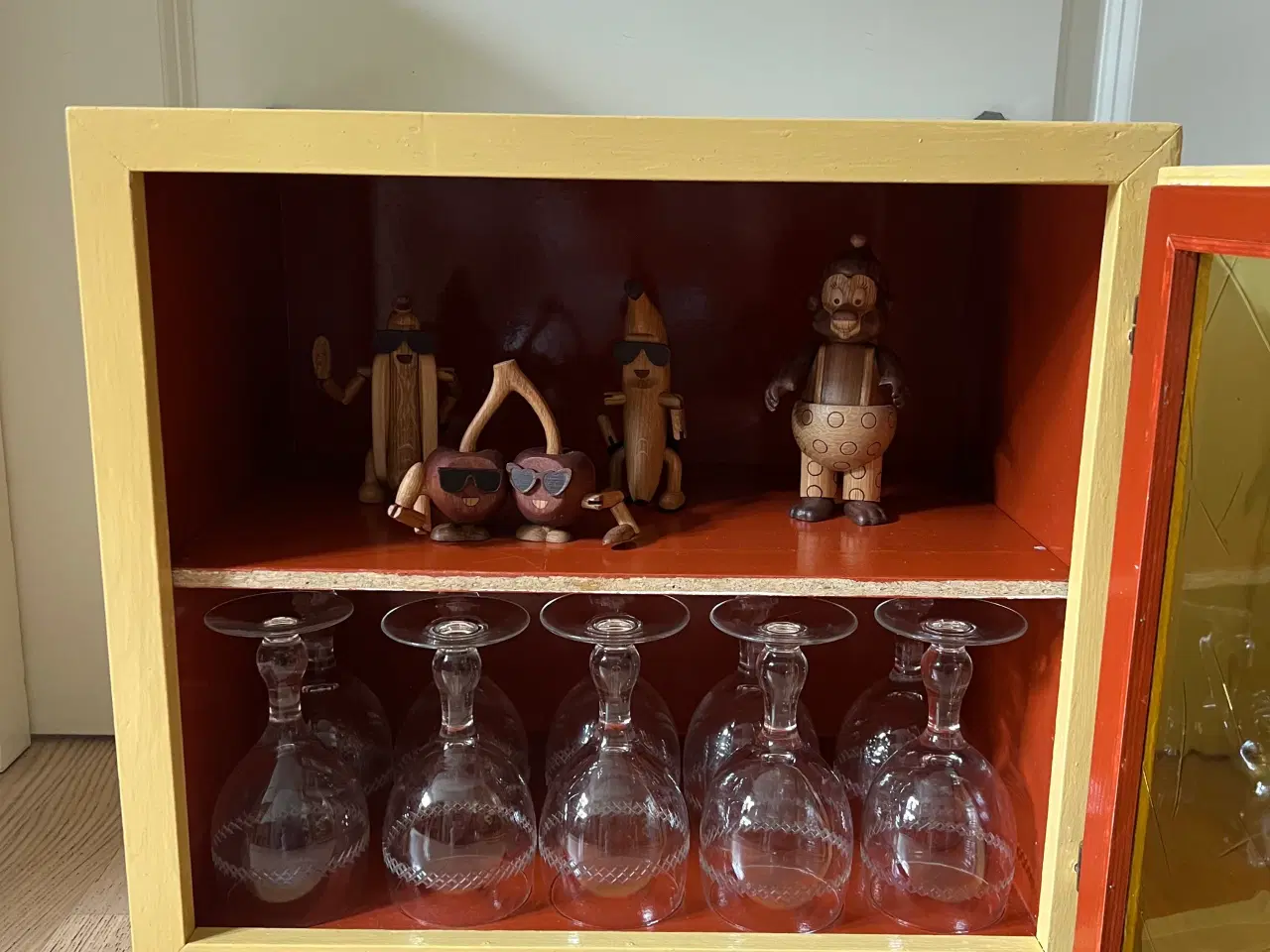 Billede 2 - Smukt retro skab i træ og rav farvet glas 