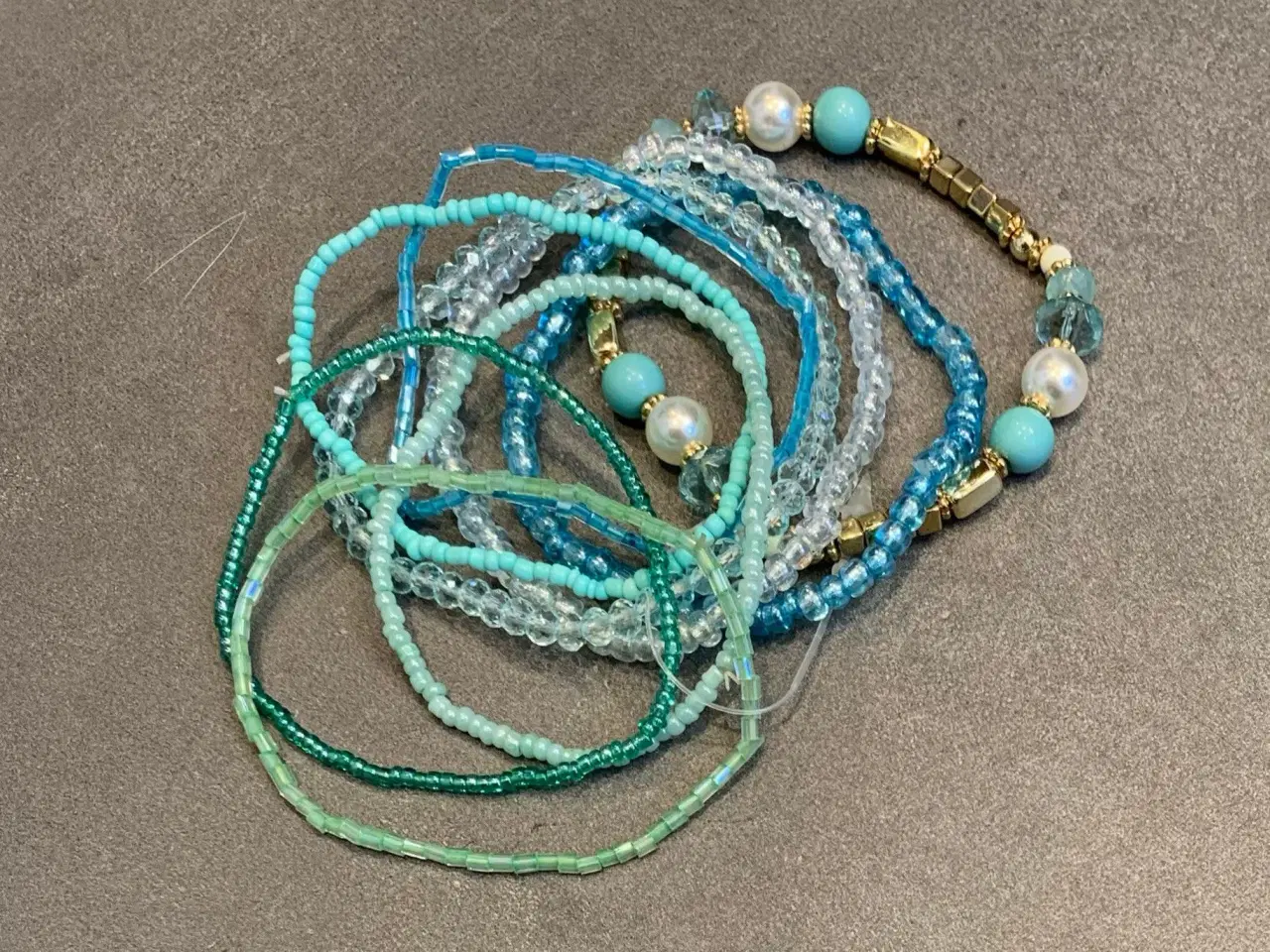 Billede 2 - Perlearmbånd sæt med 9 stk armbånd med perler 