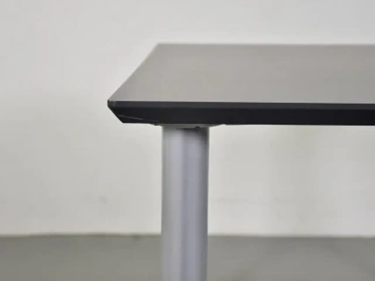 Billede 10 - Kantinebord med mørkegrå plade og alufarvet stel