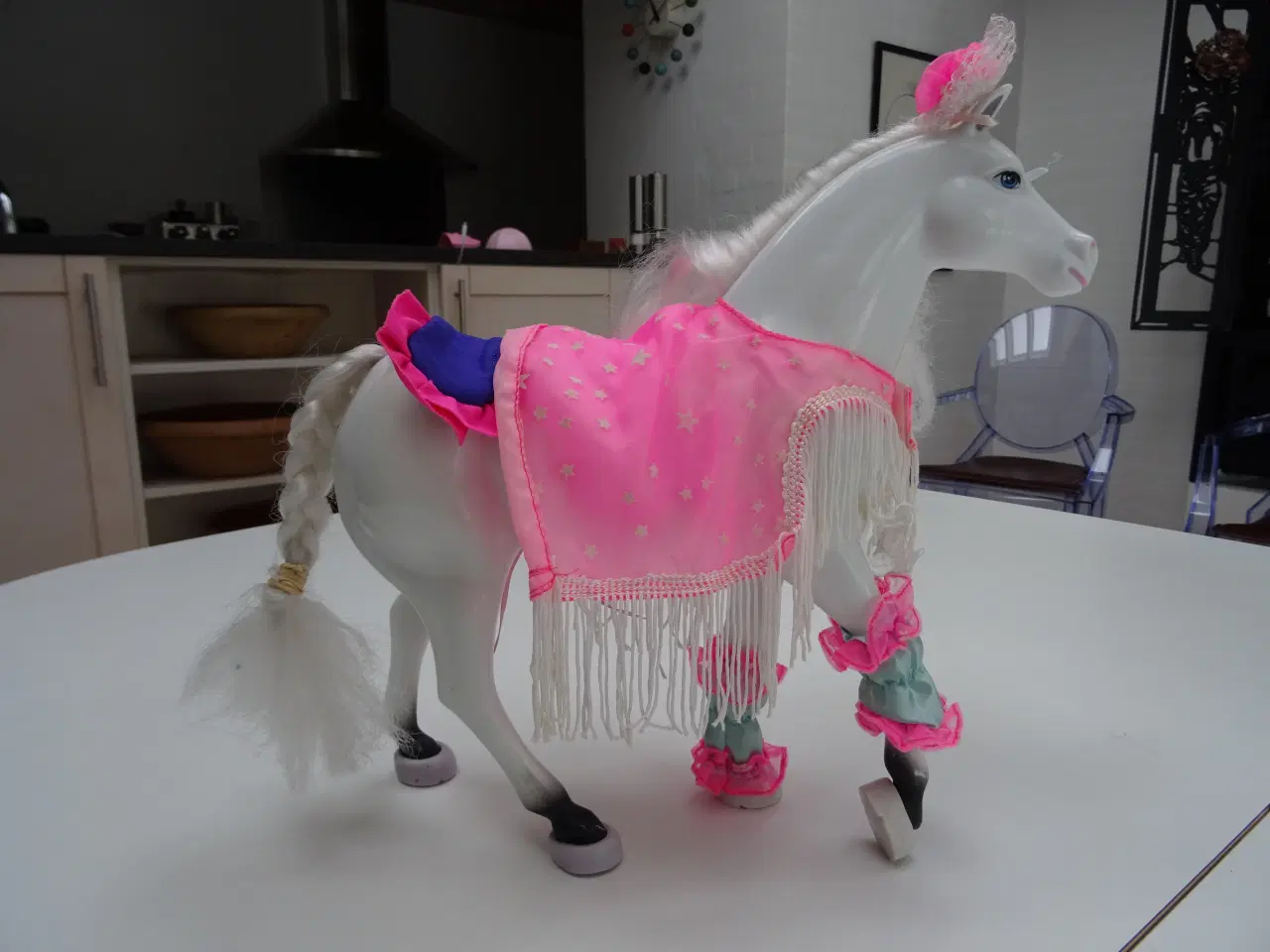 Billede 2 - Barbie hest med dragt og udstyr