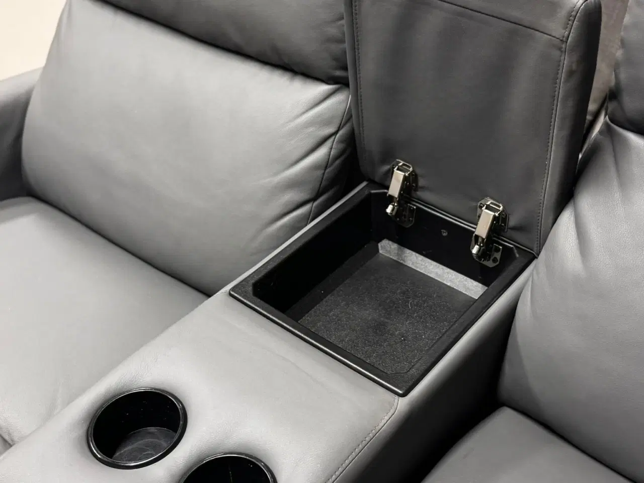 Billede 5 - Sofa 2-personers grå læder med kopholdere