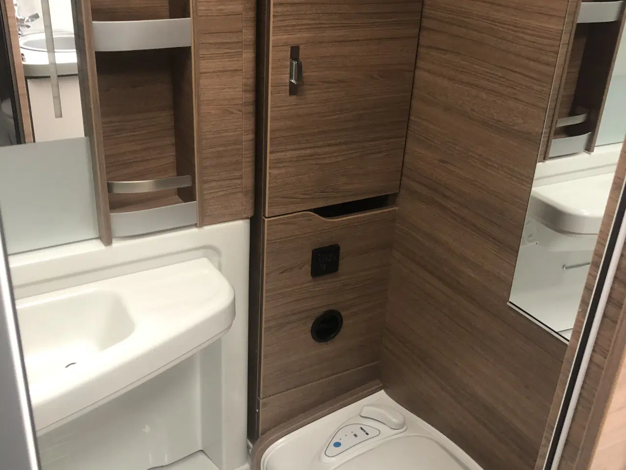 Billede 7 - KNAUS VANSATION TI 640 MEG 13000km