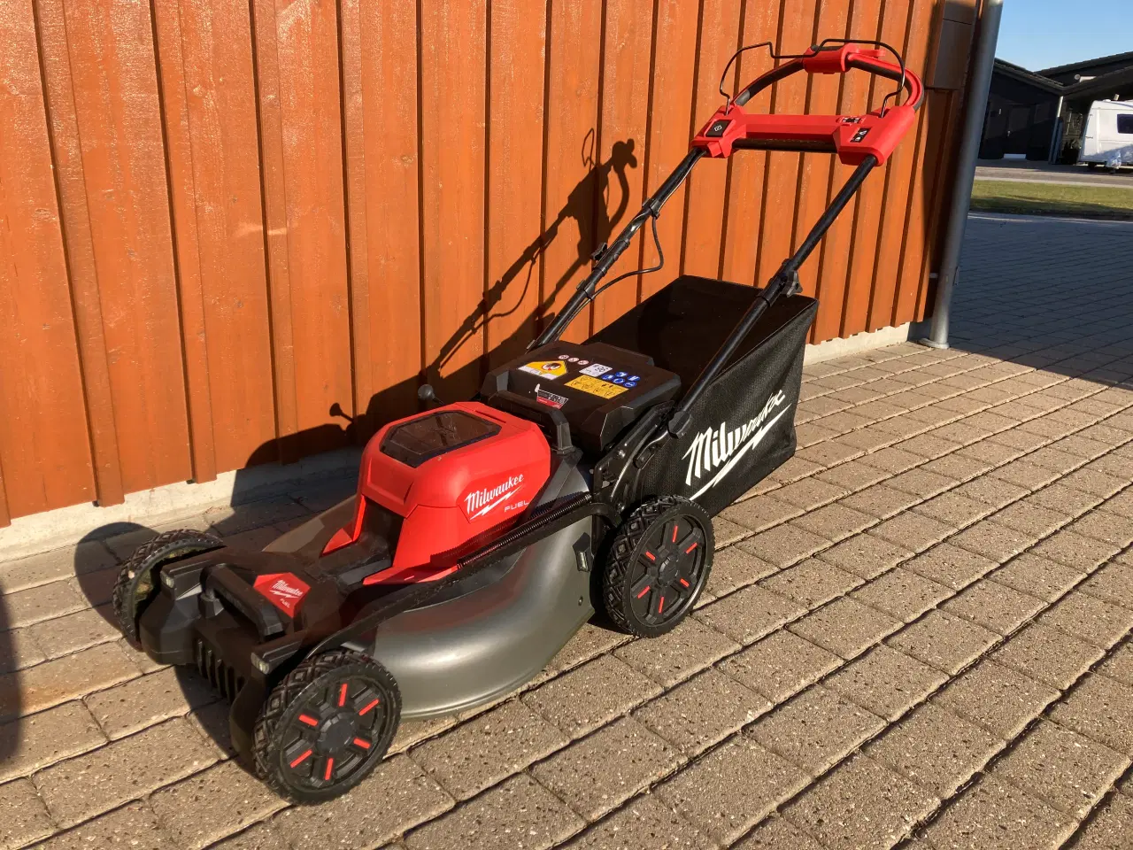 Billede 1 - Batteridrevet Plæneklipper Milwaukee M18