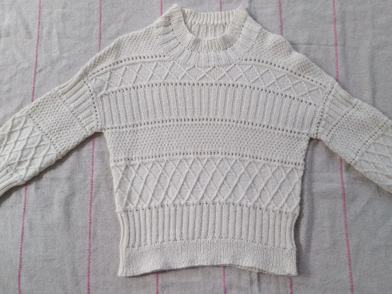 Billede 1 - Sweater strikket i 65% Ull, 35% Alpakka