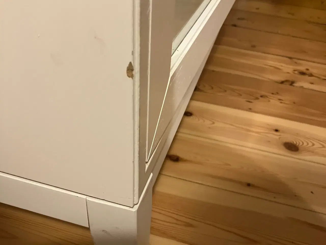 Billede 3 - Hvidmalet vitrineskab