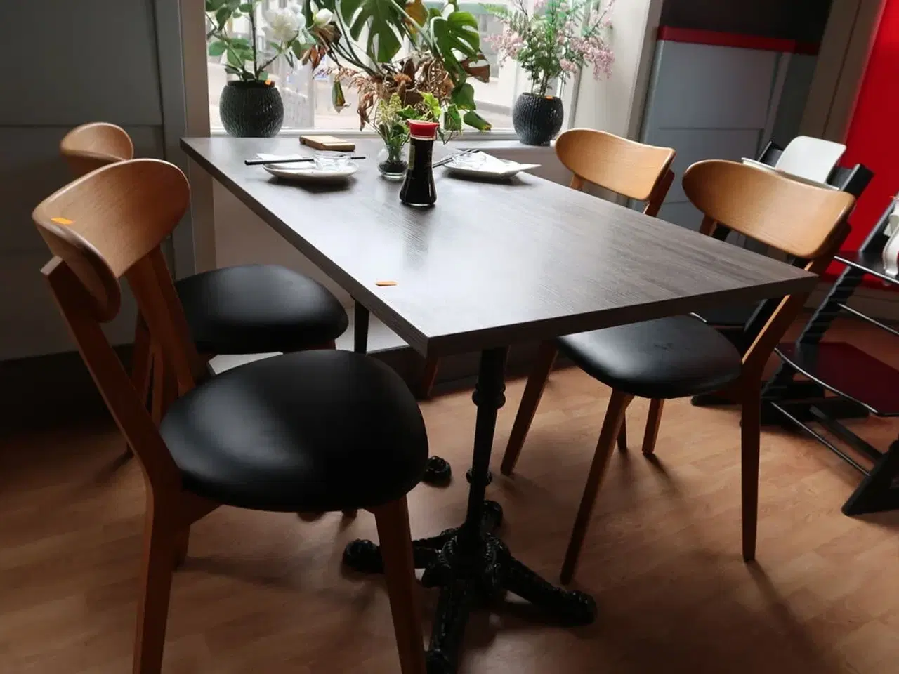 Billede 3 - Bord med 4 stk. stole