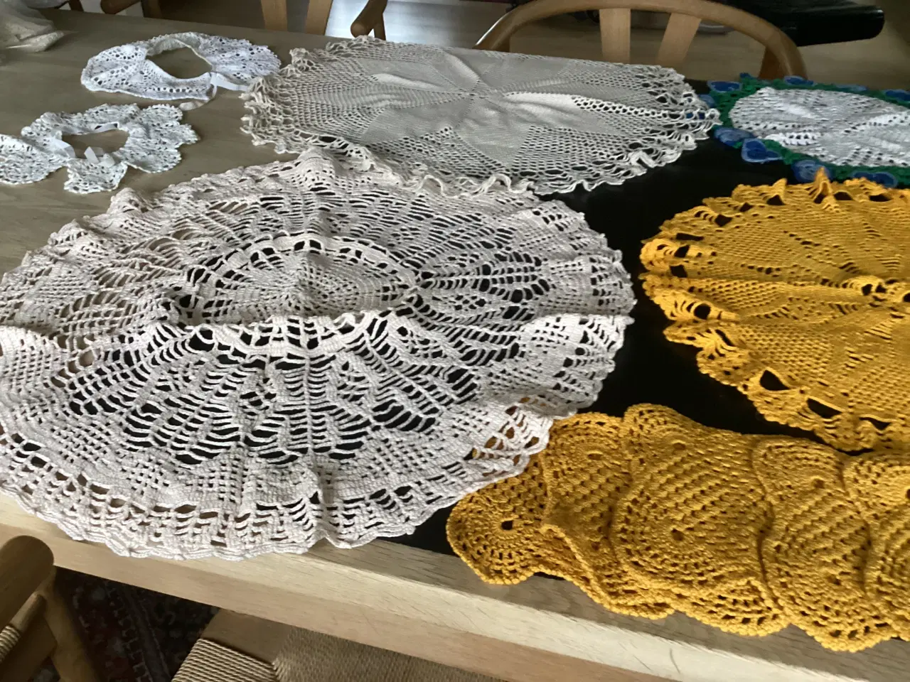 Billede 2 - Hjemmehæklede. Lyseduge. Sælges samlet 
