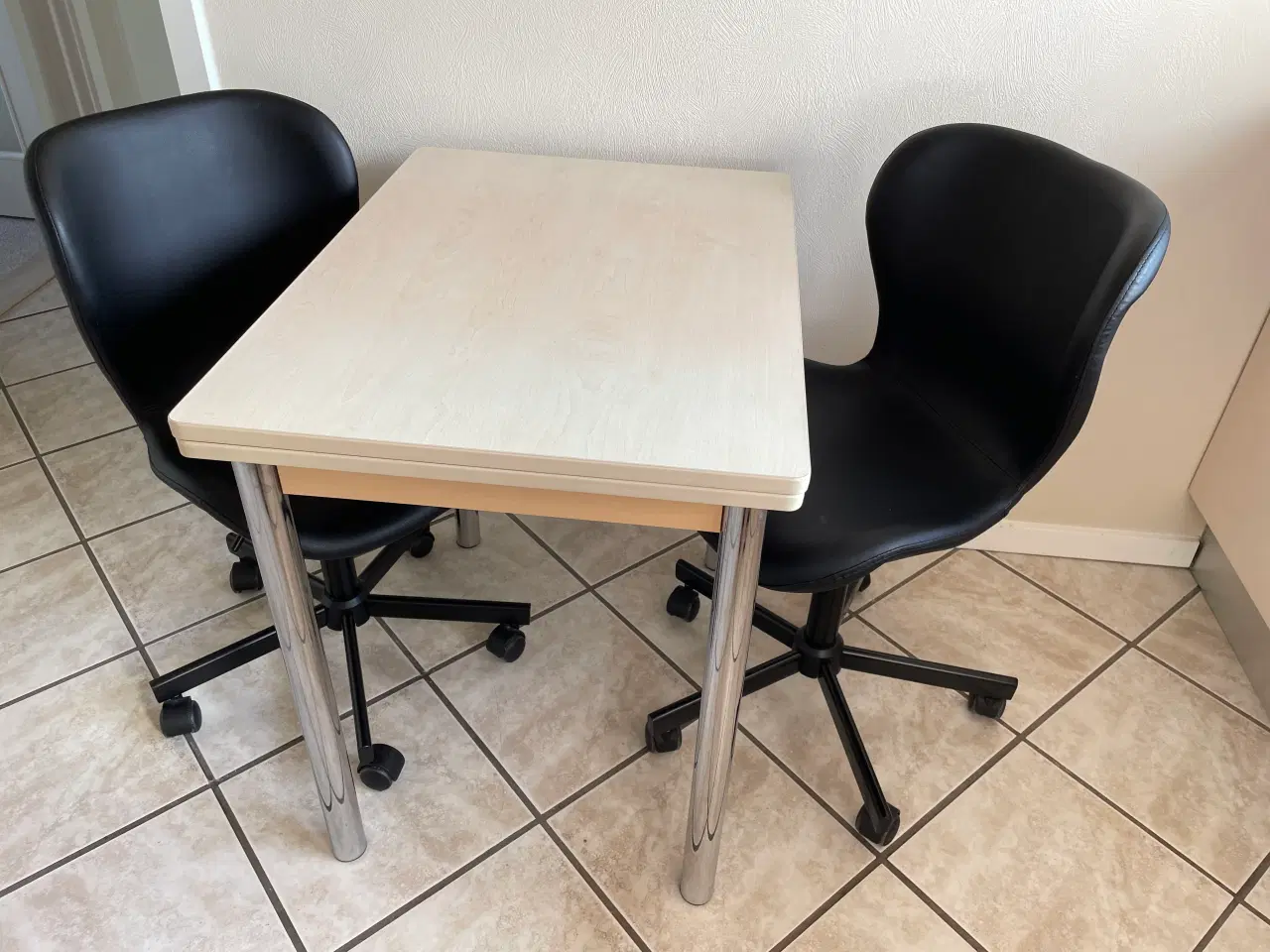 Billede 2 - Bord med to plader samt to stole på hjul