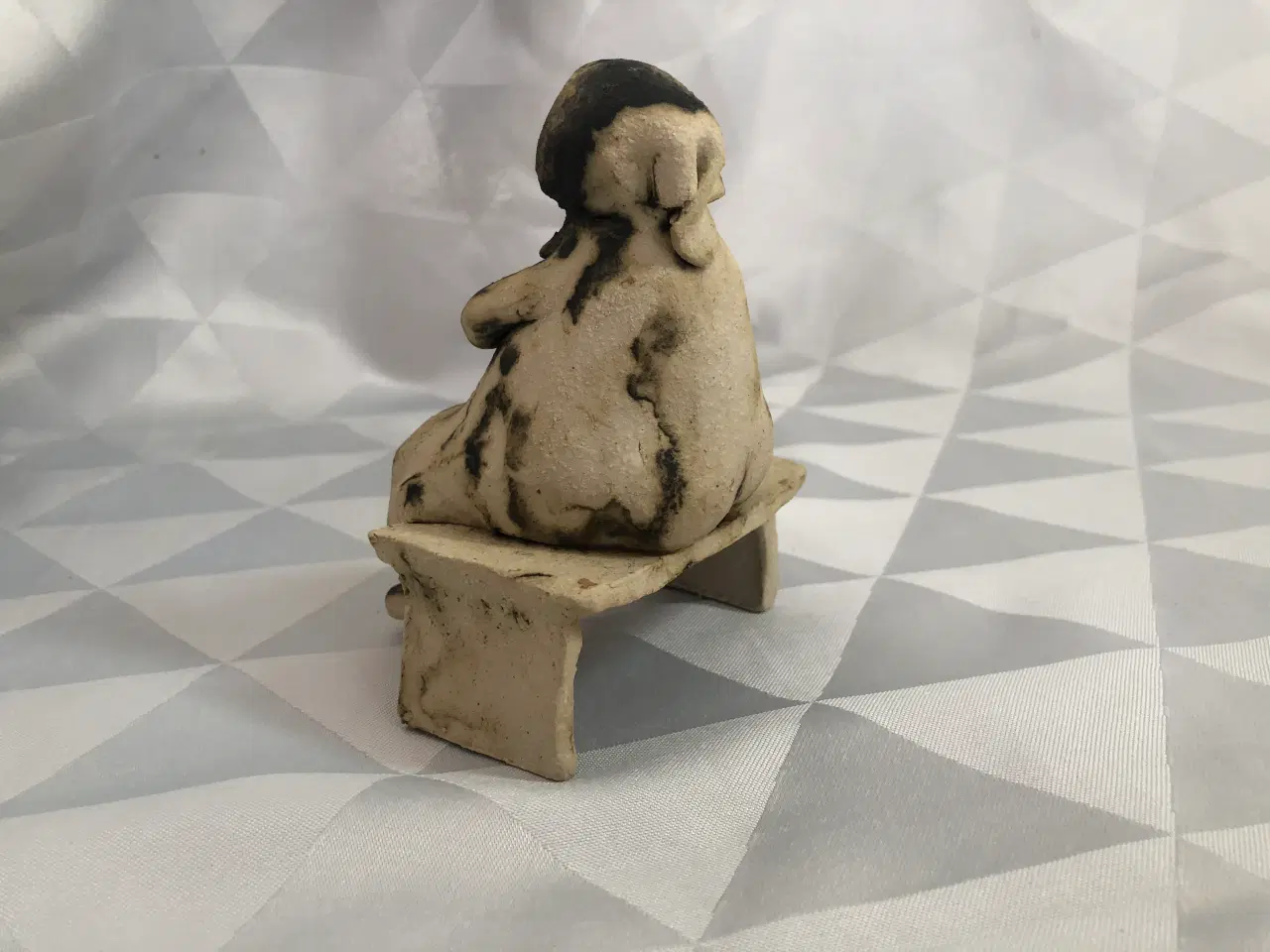 Billede 4 - Keramik figur dame på bænk, Kirsten Hørsman