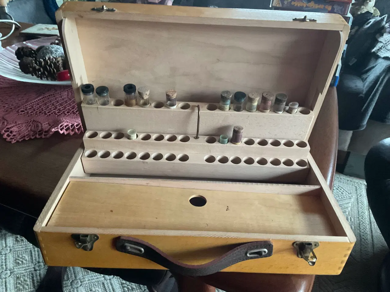 Billede 2 - Bøger og trækasse til maling til porcelænsmaling