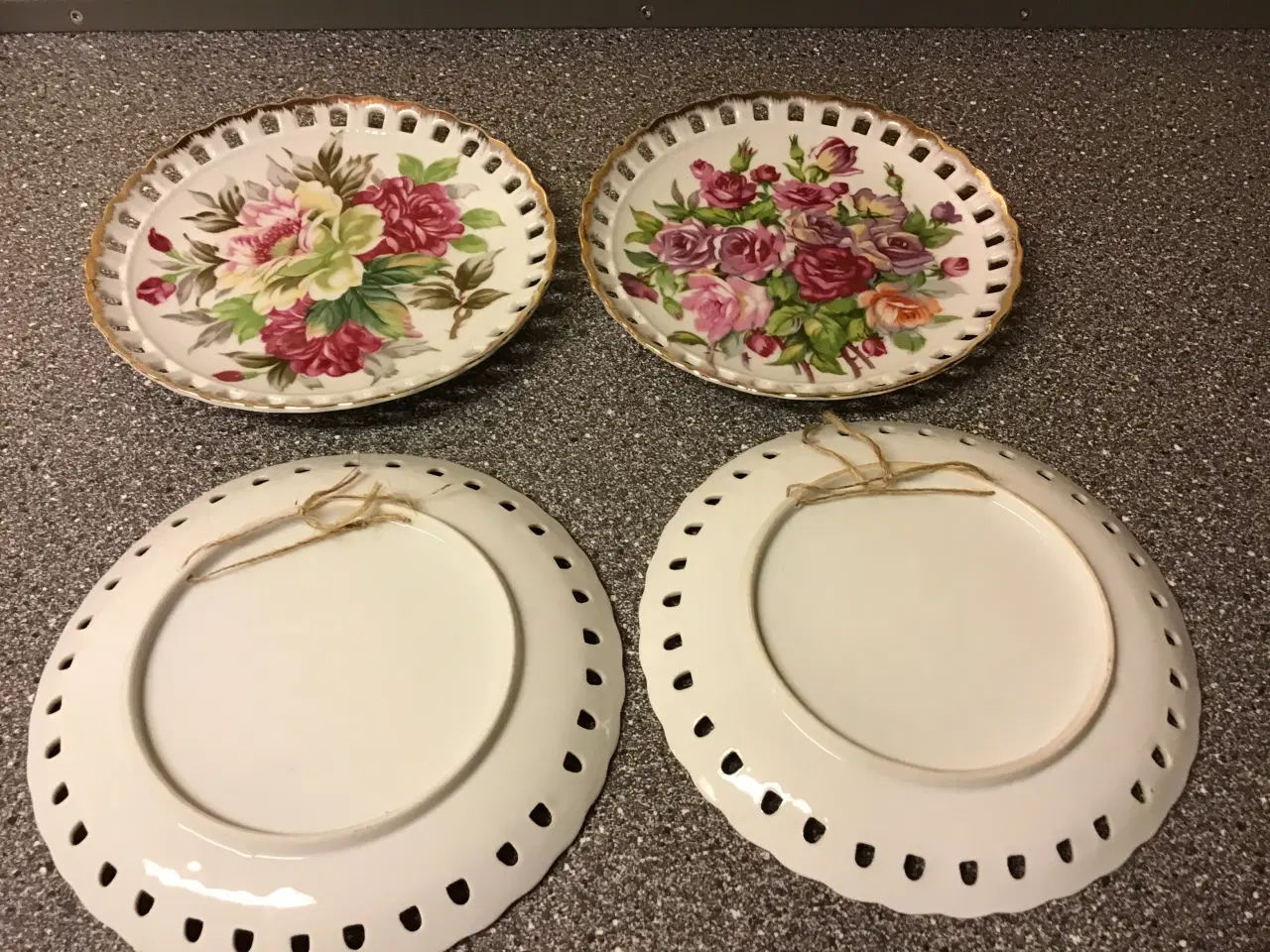 Billede 3 - Platter med Rød Blomster motiv og Hulkant