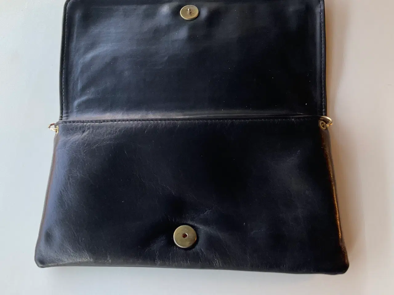 Billede 5 - Fin lille sort dametaske. Ca. 24x13 cm.