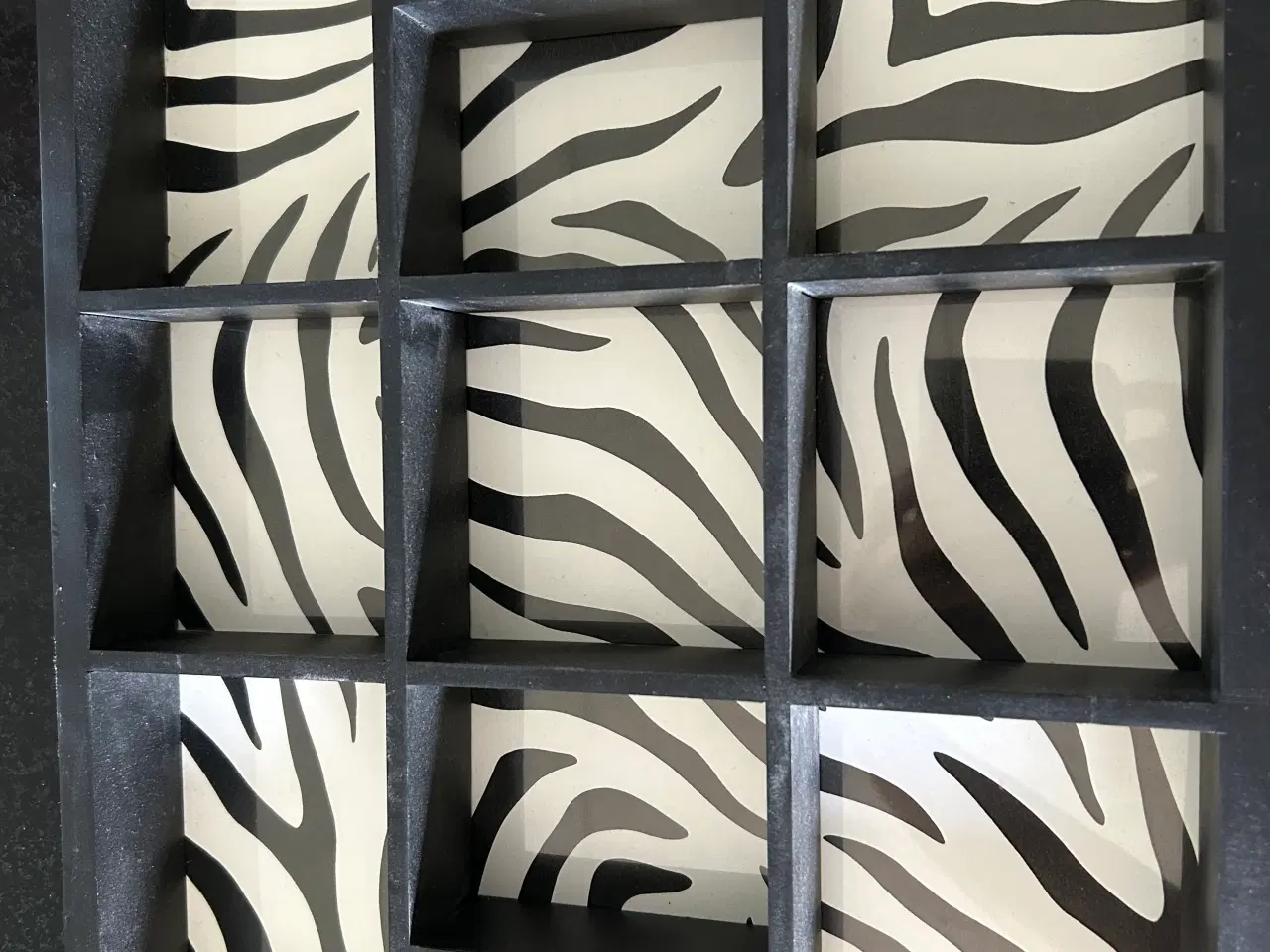 Billede 1 - Sættekasse sort med zebra baggrund 