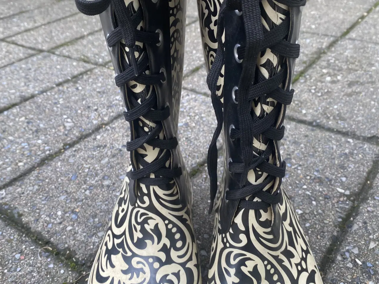 Billede 6 - Gummistøvler str. 40 – sort/hvidt mønster