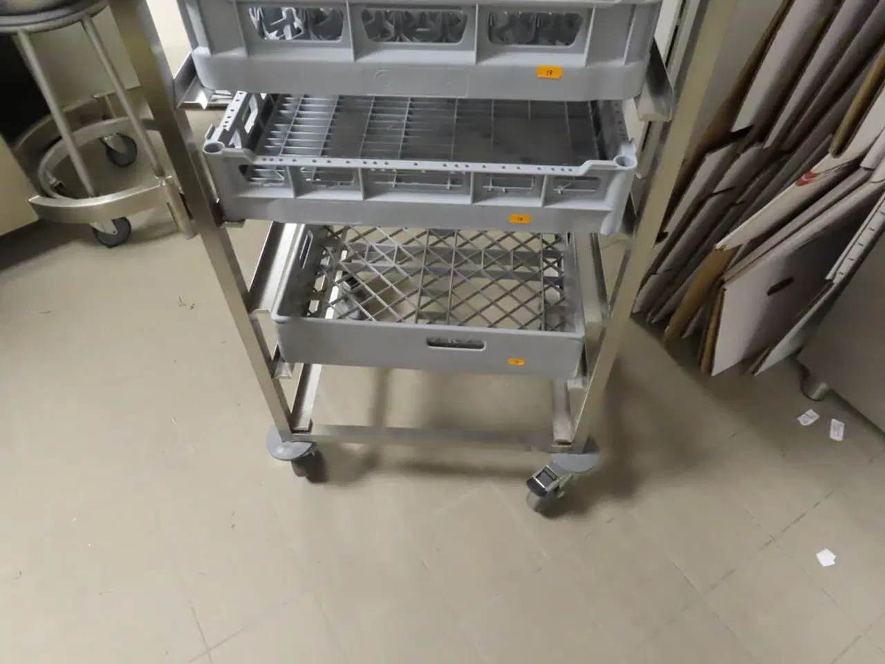 Billede 3 - Stik/bakkevogn til opvaskebakker inkl bakker.
