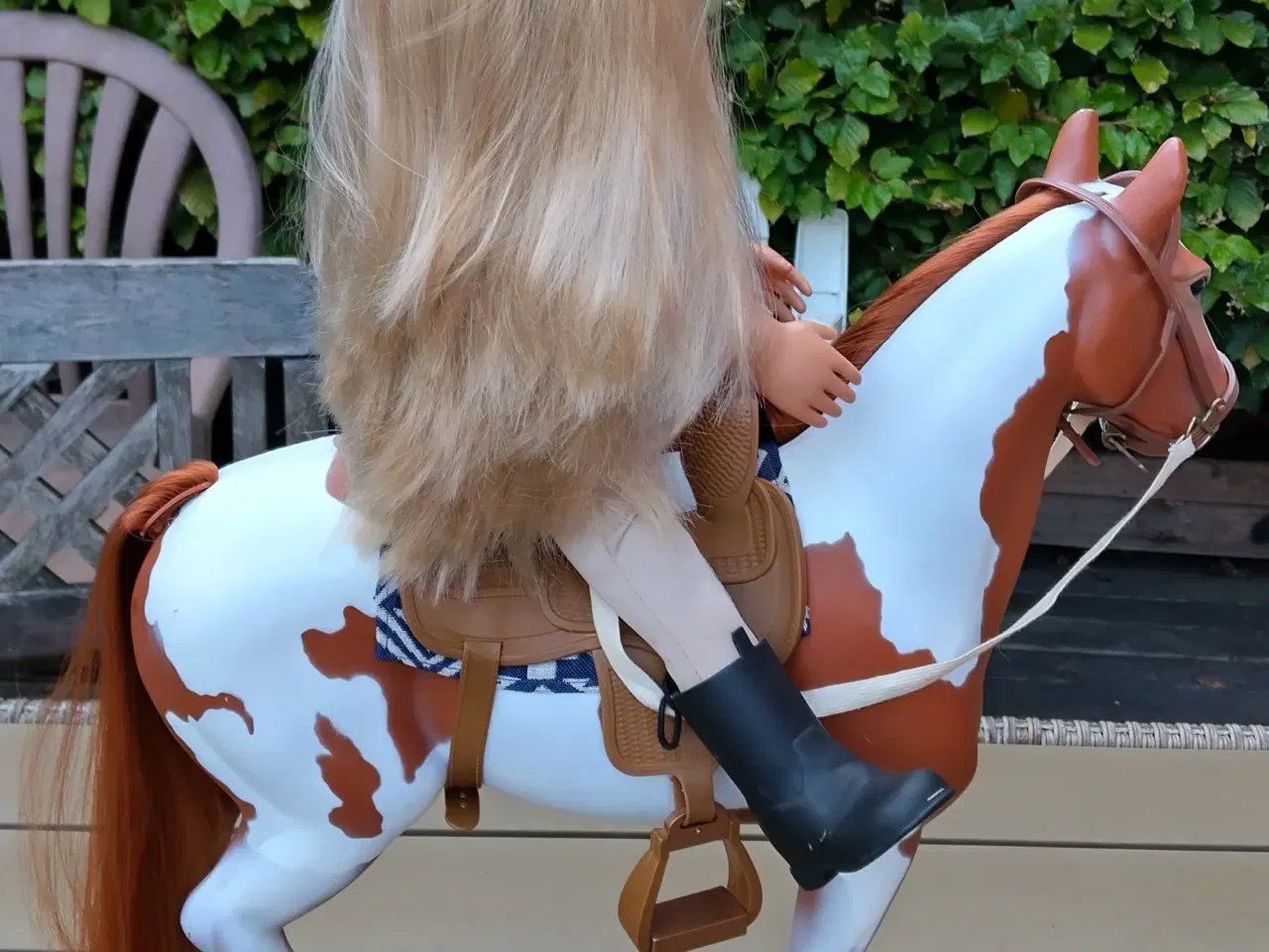 Billede 3 - Stor Dukke og Hest