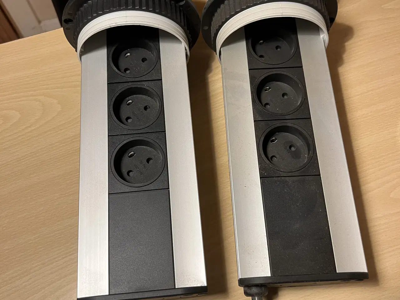 Billede 2 - Runde stikkontakter til  bordplade