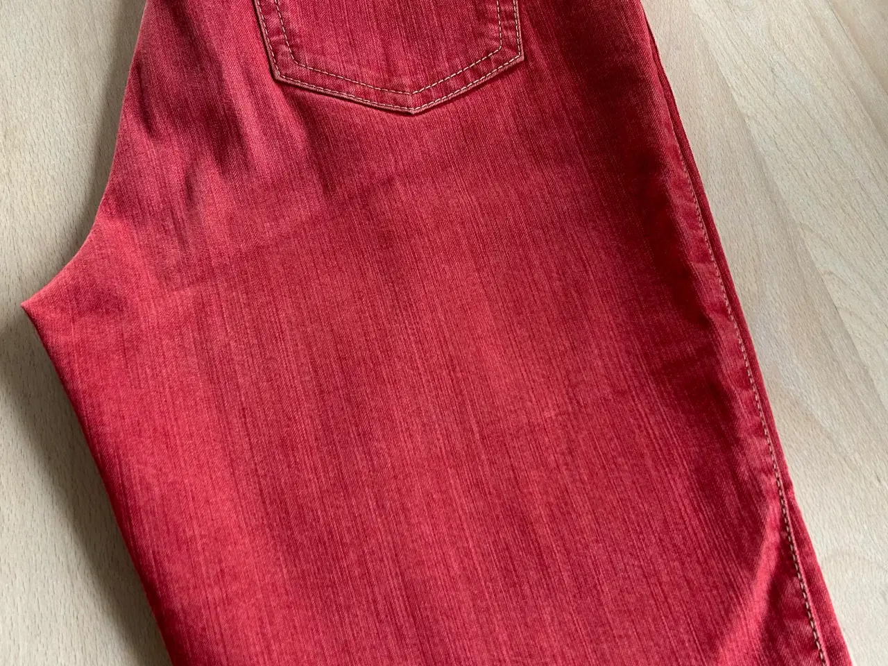 Billede 2 - Røde jeans 