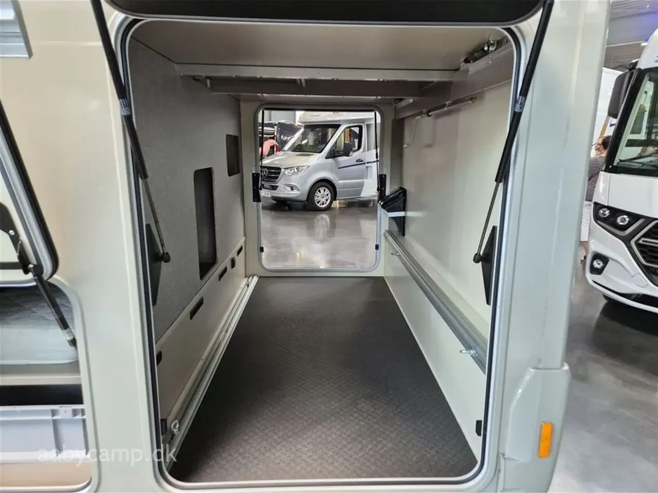 Billede 28 - 2026 - Euramobil Integra Line GT 726 EF   MERCEDES FØRE ASSISTENTER.  MERCEDES AL-KO. UDVENDIG GAS. UDVENDIG BRUSER. LITHIUM BATTERI. ALDE CENTRALVARME.