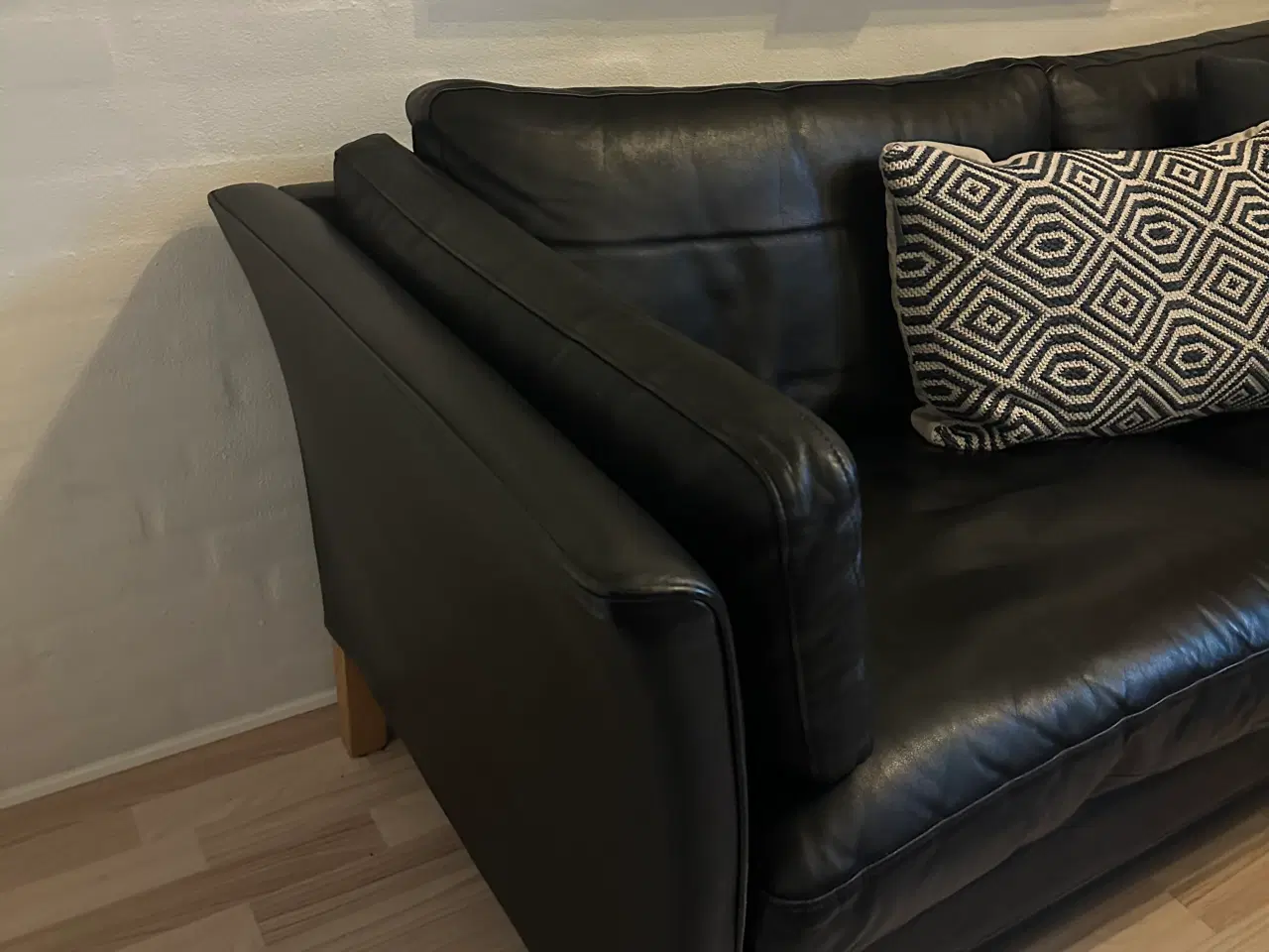 Billede 2 - Klassisk Mogens Hansen MH 2225 sofa – Sort læder –