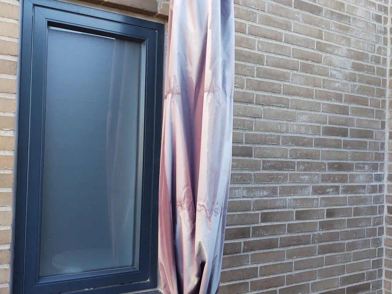 Billede 1 - Noget stor parasol.