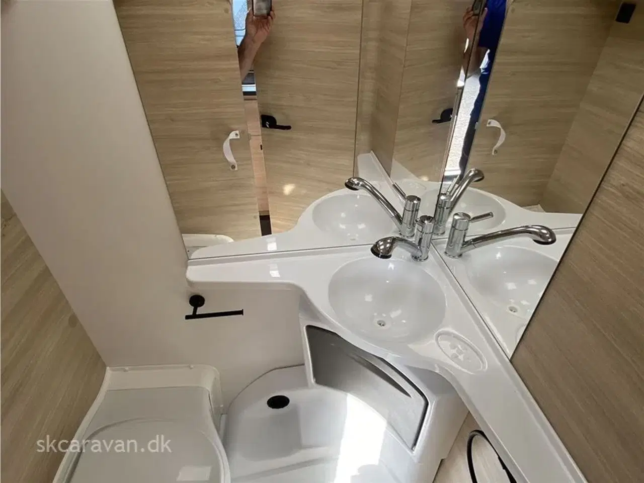 Billede 8 - 2022 - Caravelair Titanium 450   Lækker vogn med enkelt senge Mover - El markise og div udstyr køkken og toilet aldrig brugt