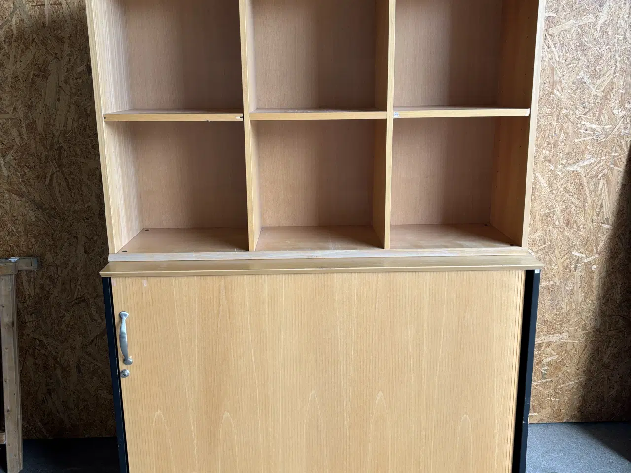 Billede 1 - Skab med overskab, god kvalitet 
