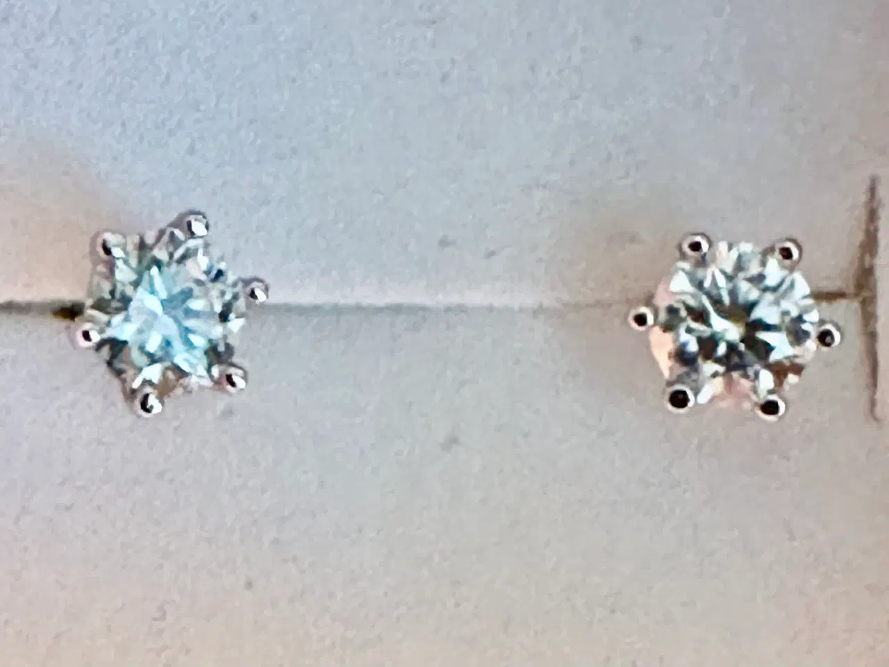 Billede 4 - Nye sølvørestikker med 0,3 k moissanite i hver. 