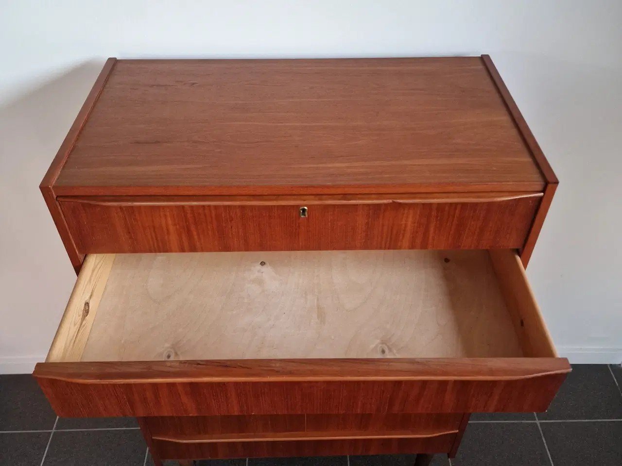 Billede 3 - Flot stilren "tallboy" kommode
