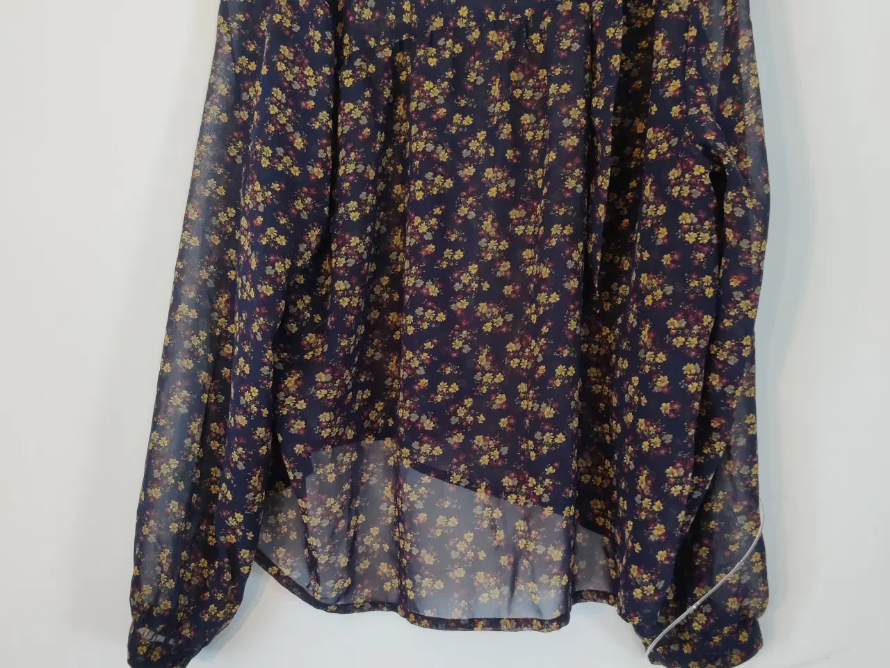 Billede 2 - Navy blå bluse med blomster str. Xl