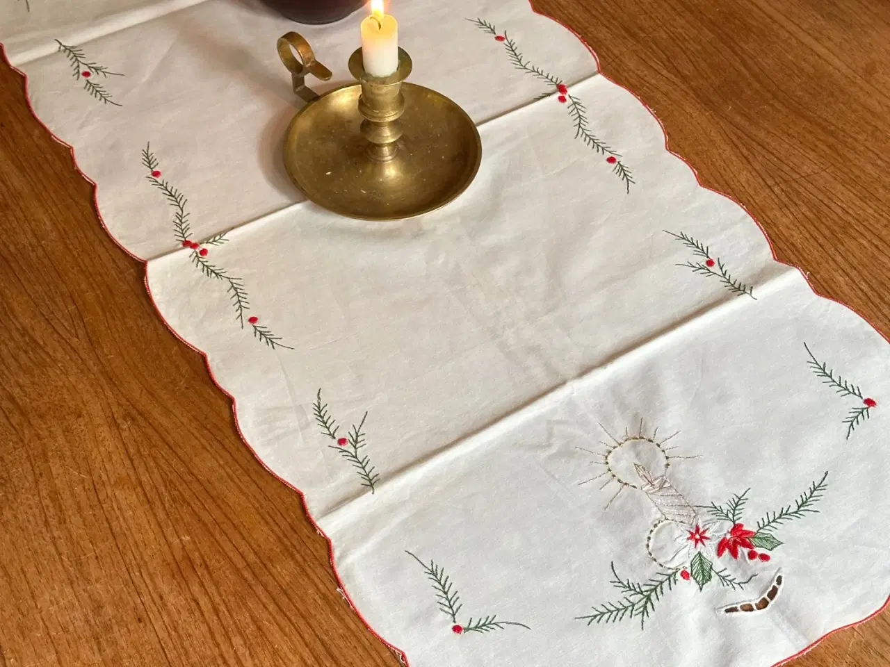 Billede 1 - Hvid bordløber, broderet, 88 x 38 cm