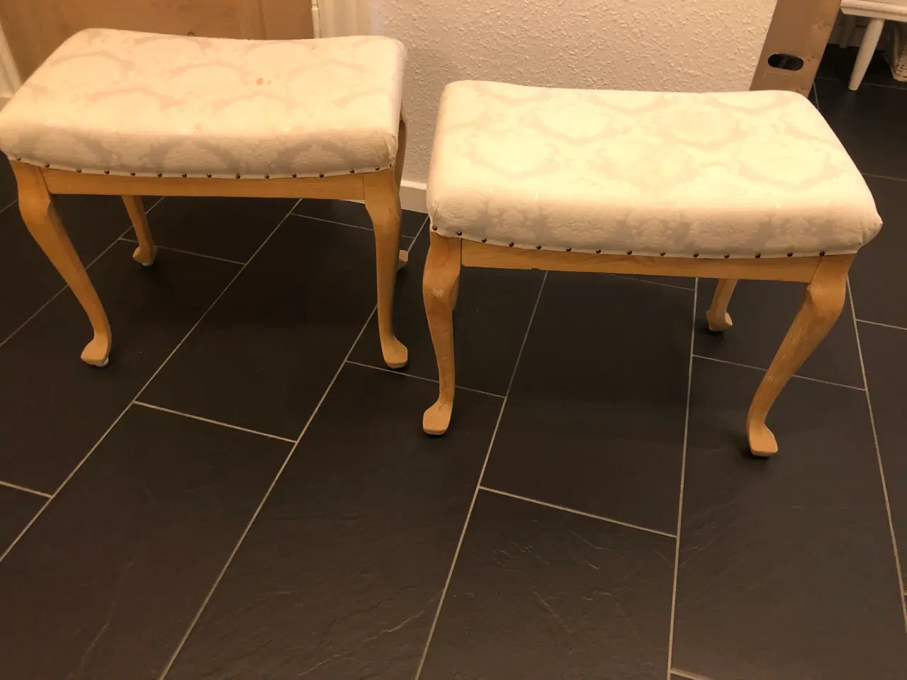 Billede 9 - Sæt med 2 skamler i fyrretræ med hvidt betræk