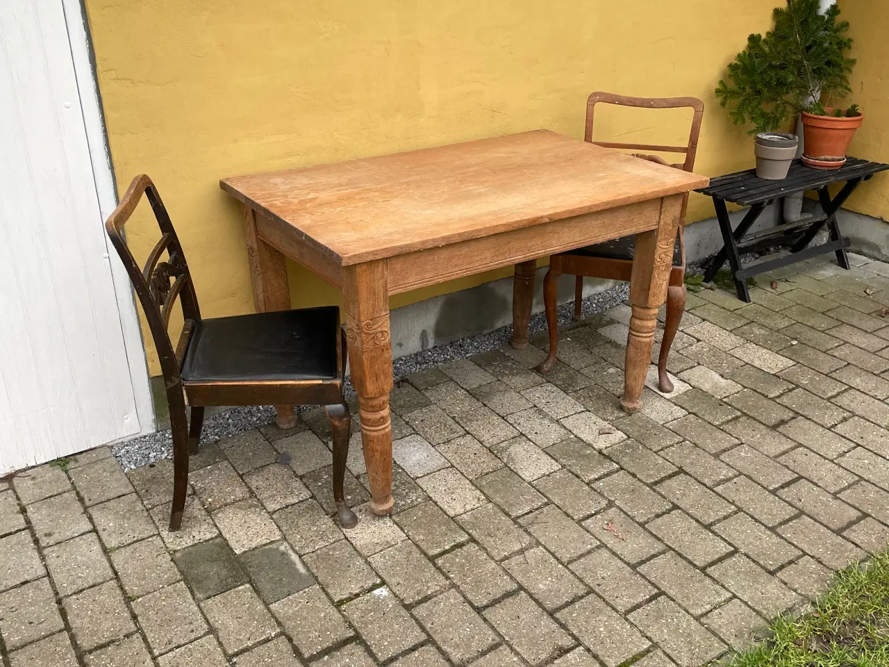Billede 1 - Egetræsbord og 2 stole 