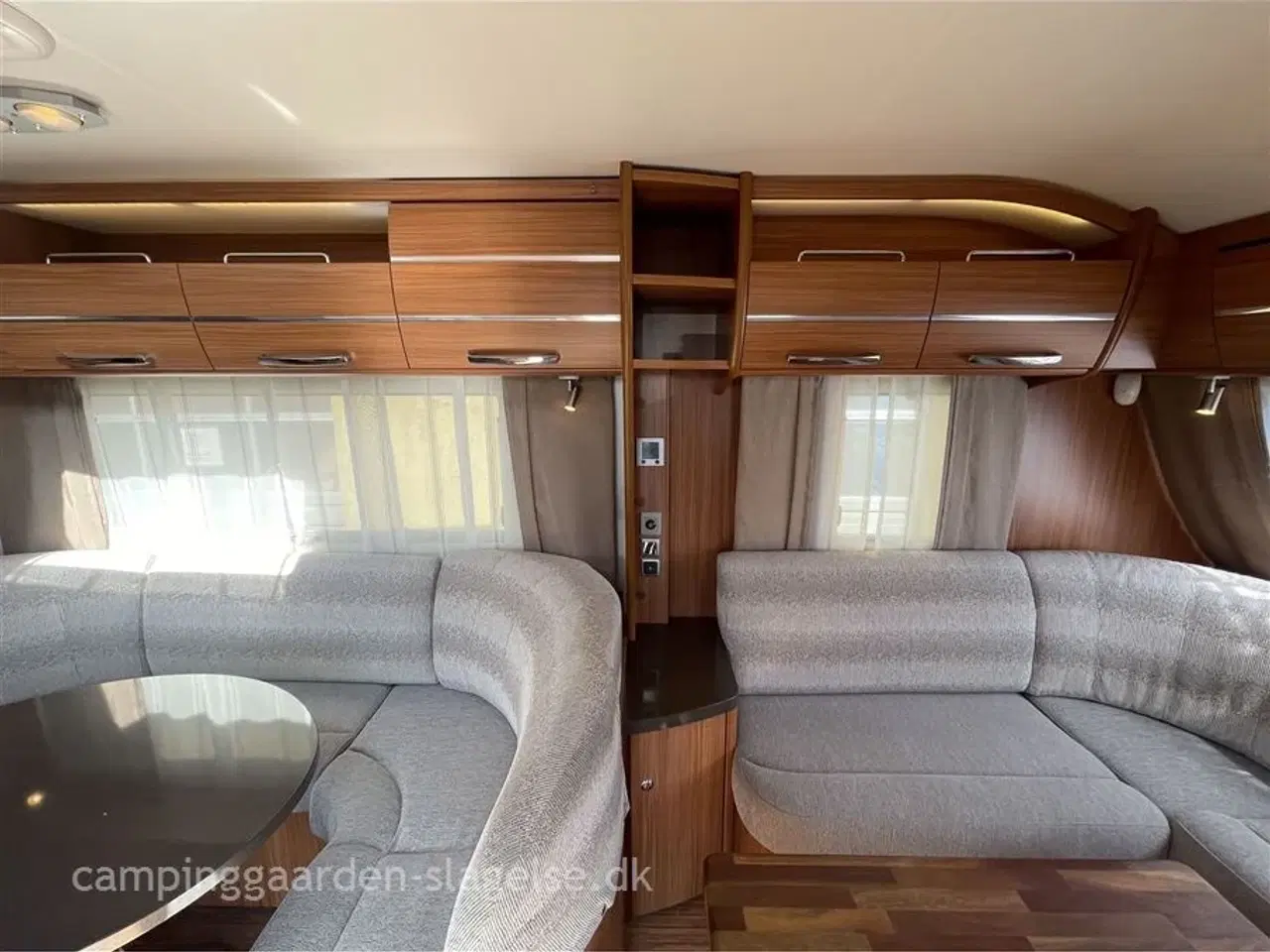 Billede 4 - 0 - Adria Alpina Supreme 743 UP   Drømmer du om camping med ægte “sommerhus på hjul”-følelse? Så er Adria Alpina Supreme 743 UP lige sagen.