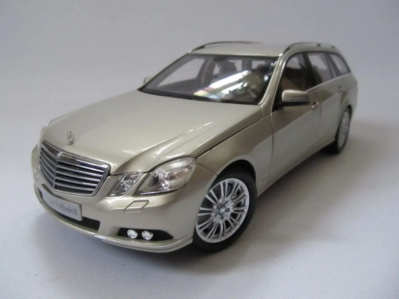 Billede 1 - 2009 Mercedes E-Klasse T-Model 1:18 