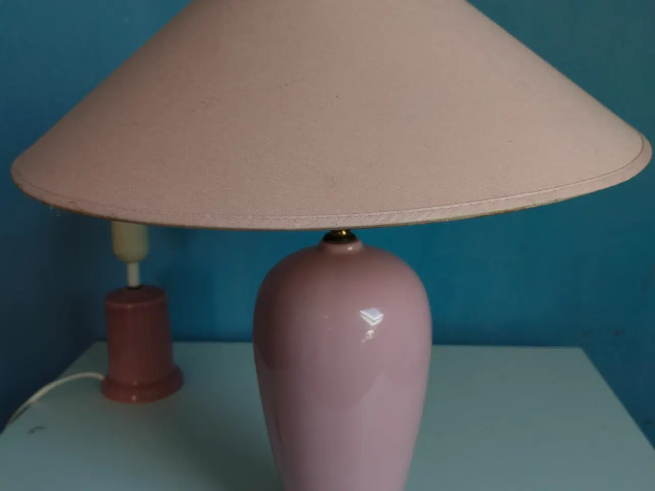 Billede 4 - To lyserøde bordlamper – retro stil