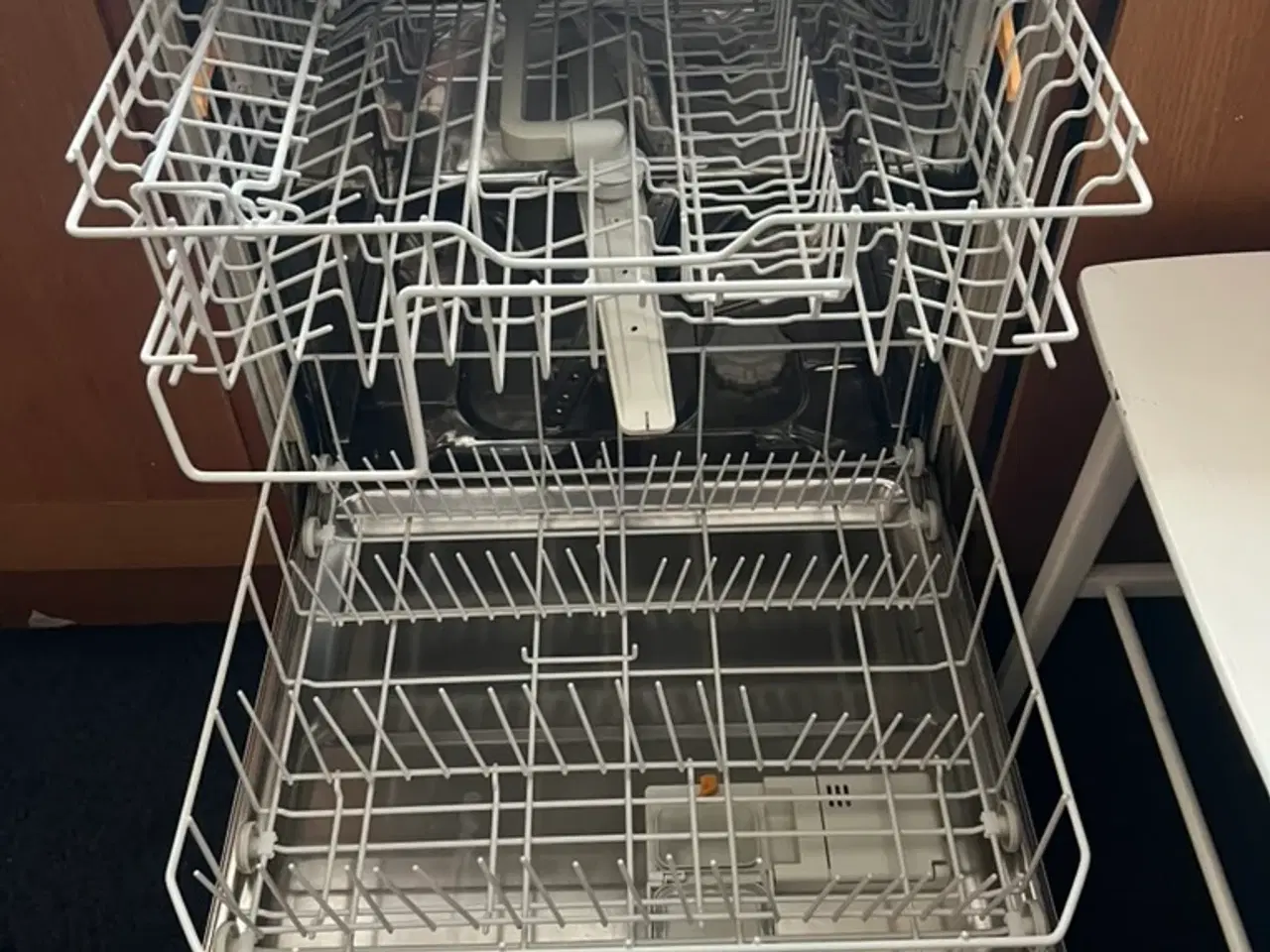 Billede 4 - Miele opvaskemaskine med hvid front og bestikbakke