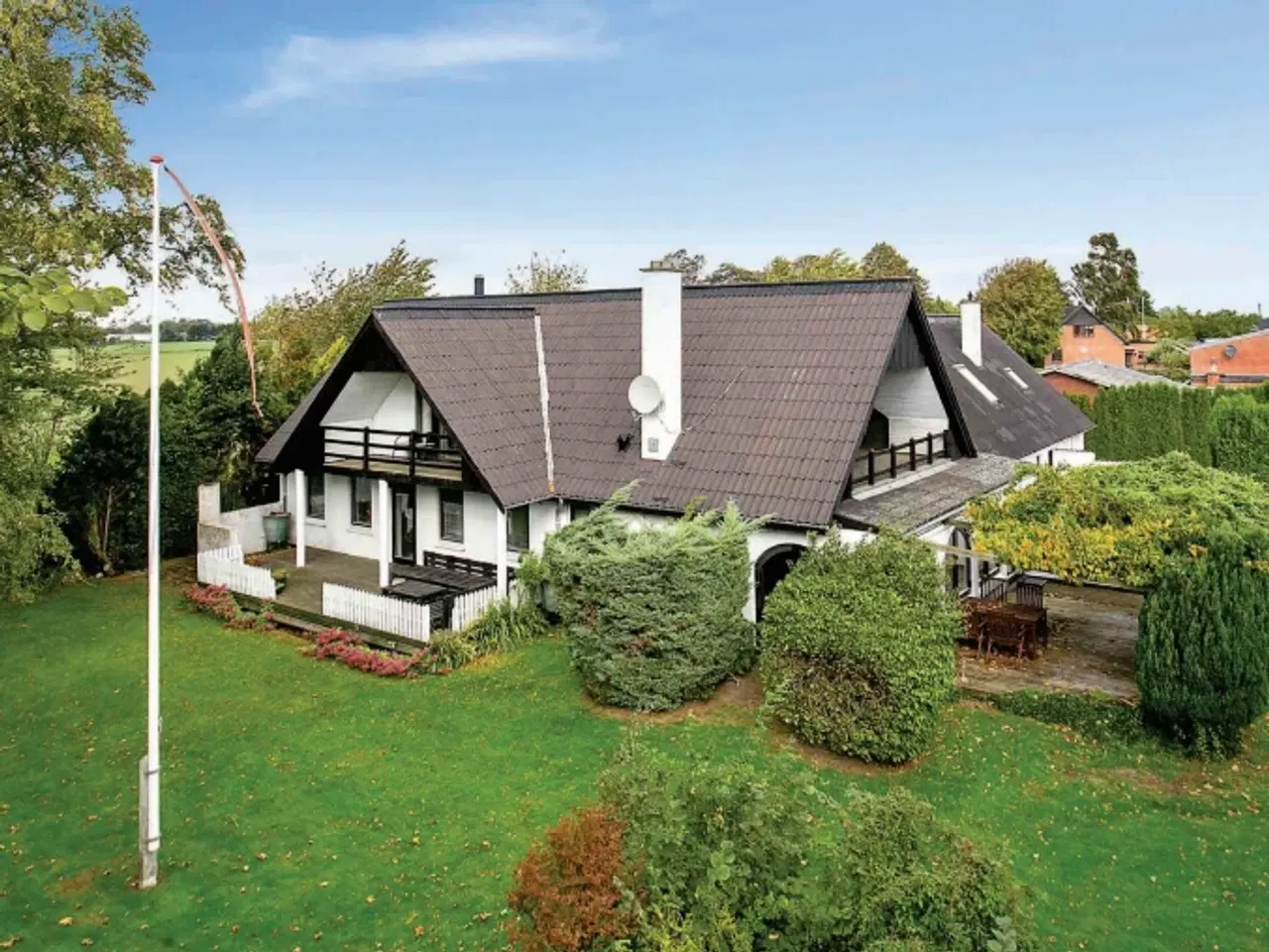 Billede 1 - Dejlig rummelig ejendom med plads til alle.