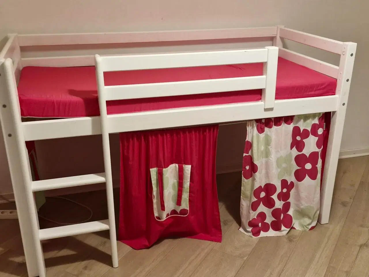 Billede 3 - Børneseng med hule
