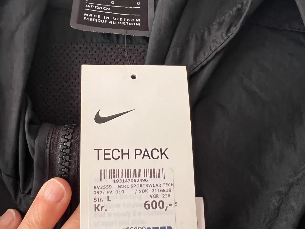 Billede 8 - NY Sort Nike Tech Pack Jakke. (Str. L/147-158 Cm.)