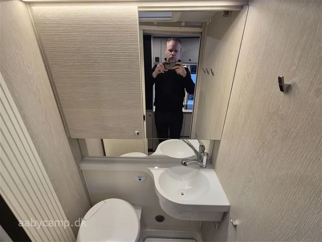 Billede 17 - 2023 - Tourne 6.0   solcelle. 200 Ah lithium Batteri. 2000w Inverter. kompressor køleskab. Elektrisk gulvvarme. Webasto Dieselfyr. Anhængertræk. udvendig bruser. Kun 43,000 km!!!