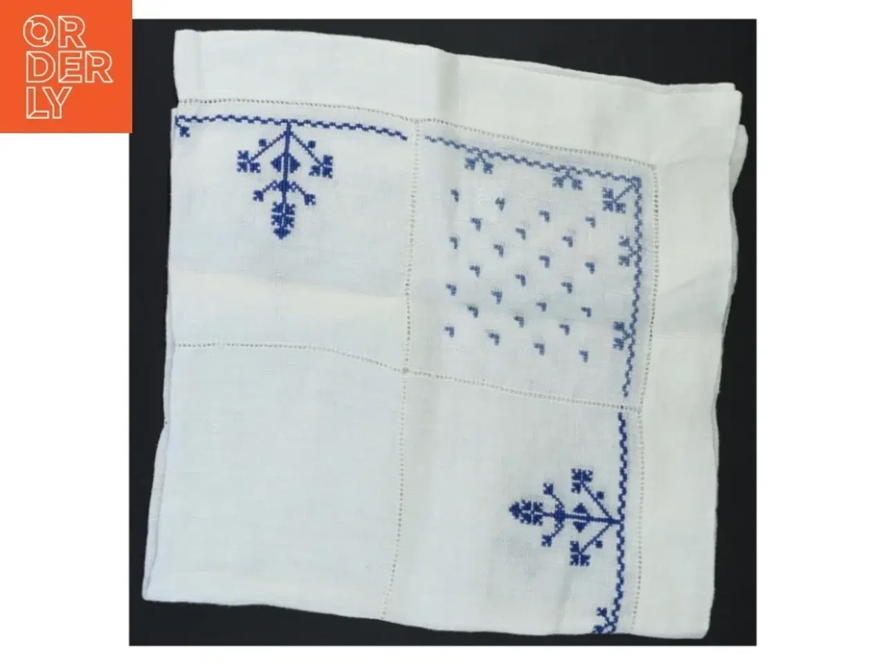 Billede 1 - Broderet borddug (str. 52 x 51 cm)