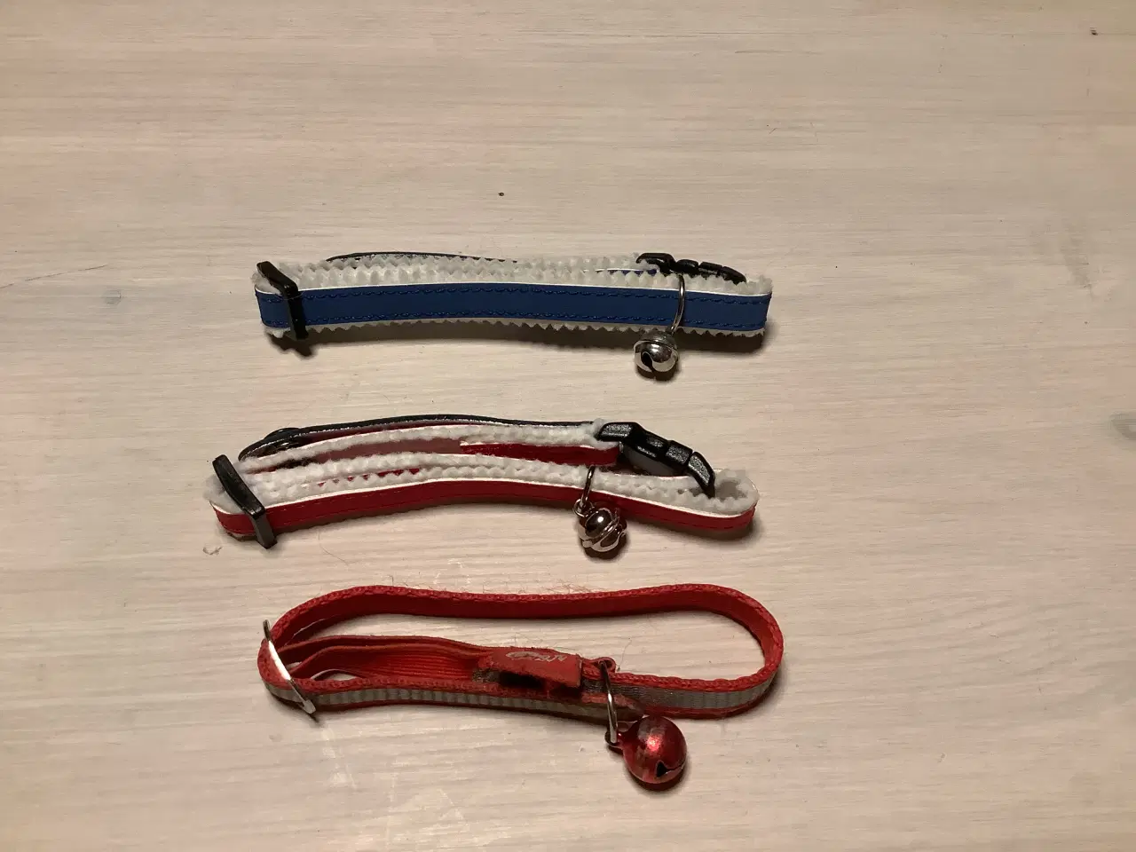 Billede 2 - Kattehalsbånd med klokke + en madskål 