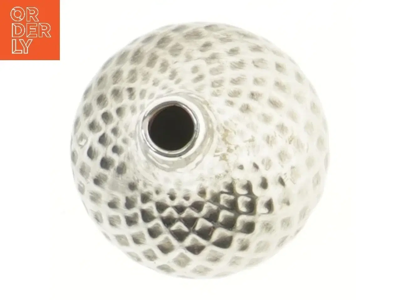 Billede 2 - Lille metalvase med mønster (str. 11x9 cm)