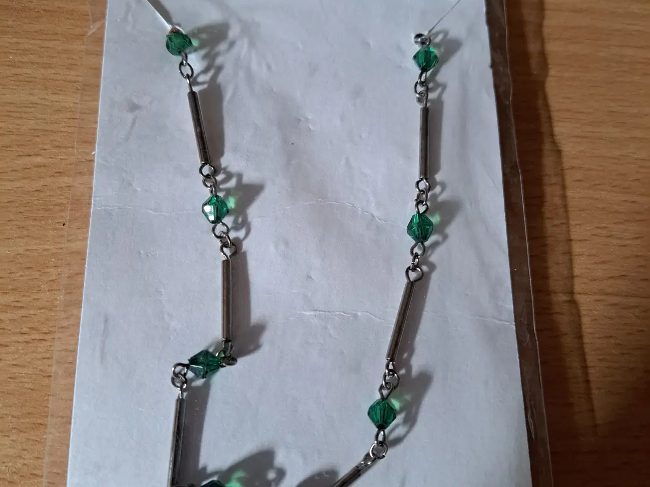 Billede 2 - Halskæde med hjerte og grønne perler 