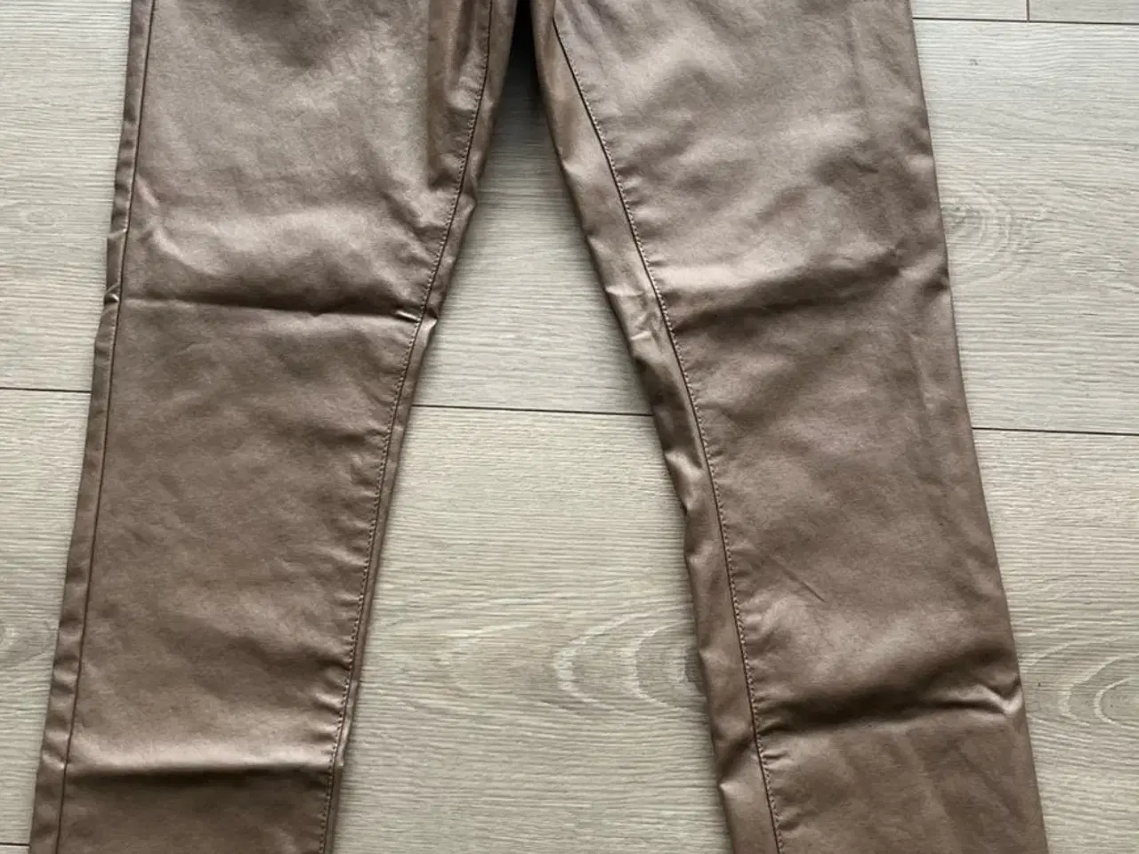 Billede 2 - Læder look bukser str. 42