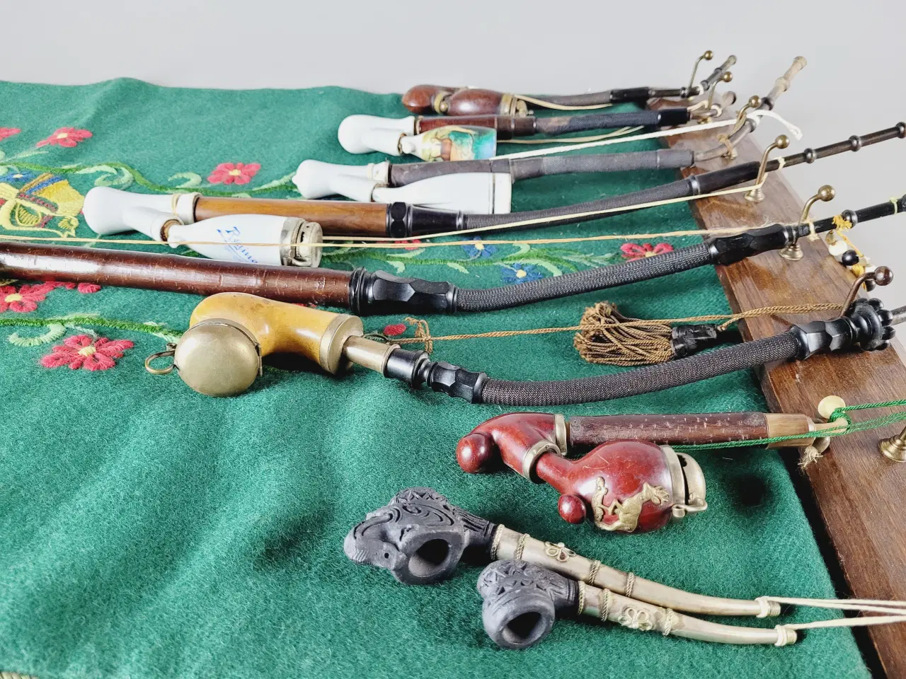 Billede 5 - ⭐️· Antikt vægophæng med broderi og dekorative pib