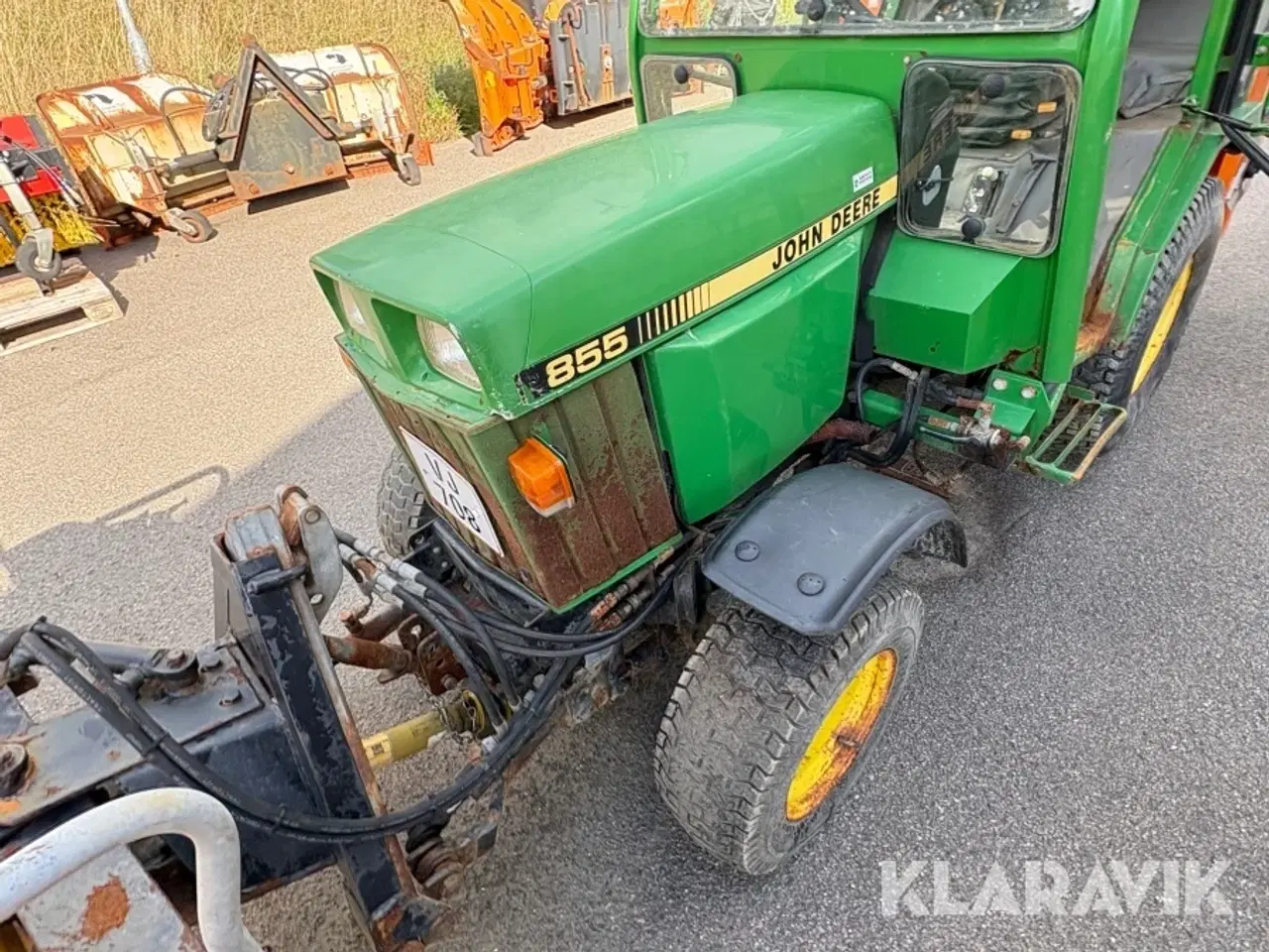Billede 11 - Traktor John Deere 855 med kost og udlægger