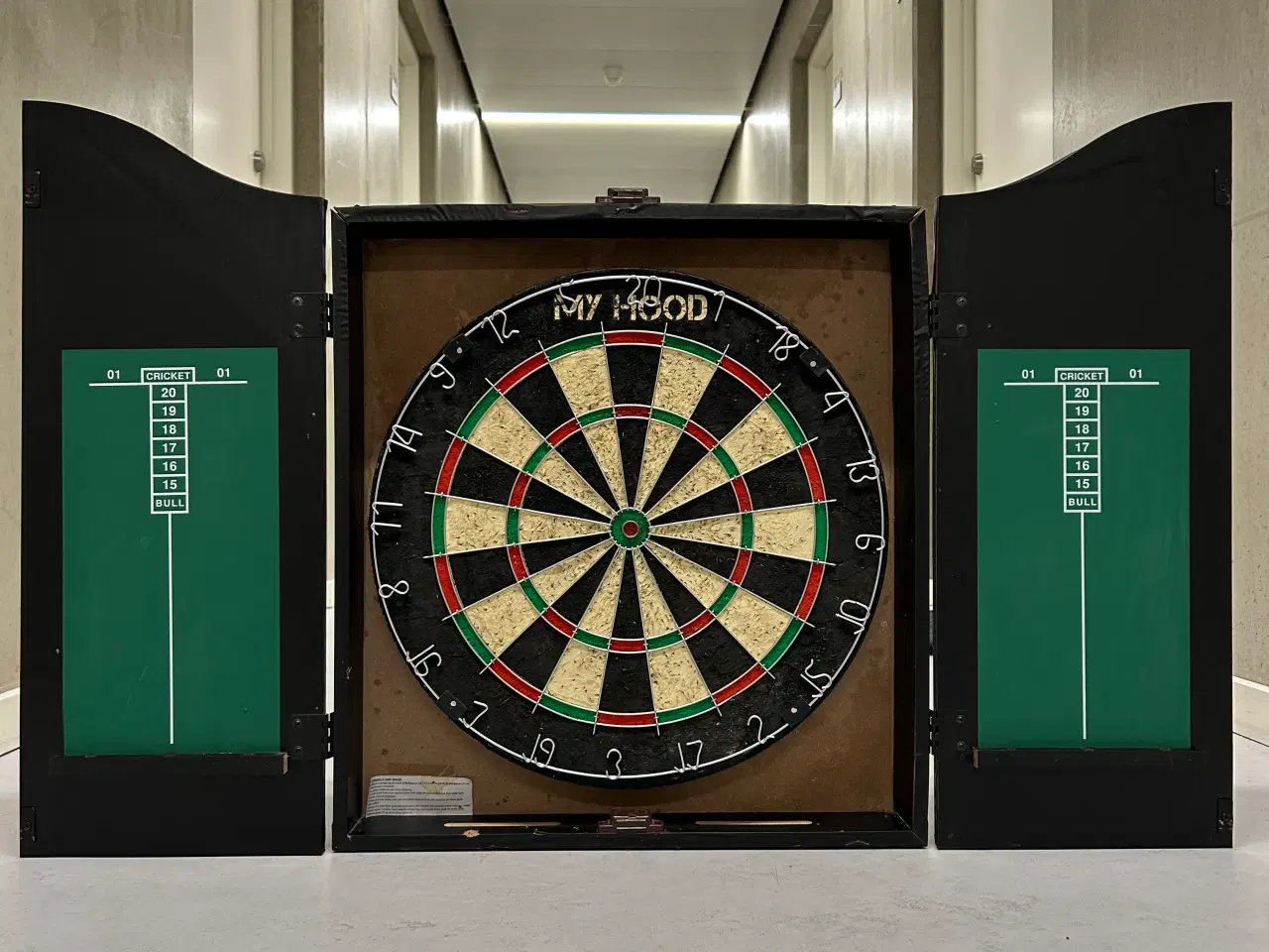 Billede 1 - Super lækkert dartskab i perfekt stand!